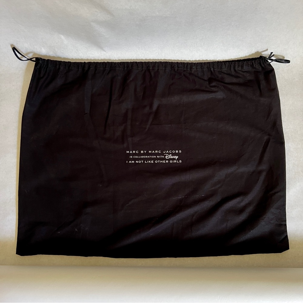 MARC BY MARC JACOBS X DISNEY Alice In Wonderland Tote & Pouch - Picture 13 of 15